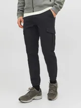 Pantalón cargo negro con cierre de cremallera y bolsillos laterales con fuelle y tapa. Confeccionado en tela con elastano.