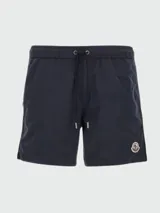 Short de baño Moncler color azul marino, con cintura elástica y cordón ajustable. Presenta el logo de la marca aplicado en la pierna izquierda.