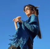 Chal bufanda color crudo, tejido a mano en lana merino en telares manuales.