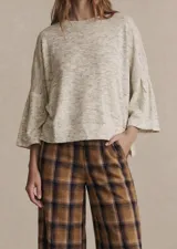 Sweater de punto con efecto jaspeado, corte oversize, cuello redondo y mangas tres cuartos con terminación acampanada.