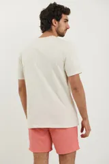 Remera celeste de algodón con bolsillo en el pecho y cuello redondo.