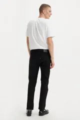 Jeans Levi's modelo 502 de corte regular taper, color negro, con cierre de botones y cinco bolsillos clásicos.
