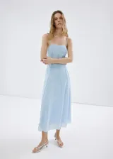 Vestido midi celeste de tirantes finos, con escote cuadrado y costuras verticales decorativas. Confeccionado en mezcla de lyocell y poliamida, con forro interior de algodón.