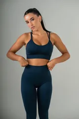 Conjunto deportivo azul marino compuesto por top con tirantes finos y calzas largas de cintura alta.