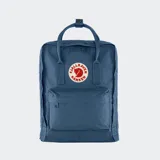 Mochila Fjällräven Känken Classic color azul, con compartimento principal con cierre, bolsillo frontal y asas superiores con broche. Incluye el parche circular con el logo de la marca en el centro.