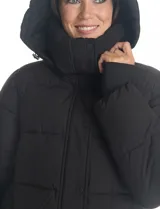 Campera puffer larga de abrigo marca BCBG Maxazria, color beige. Cuenta con capucha desmontable, cuello alto envolvente, cierre frontal bidireccional con solapa de botones a presión, bolsillos laterales, puños internos elastizados y tajos laterales con cierre en el bajo.