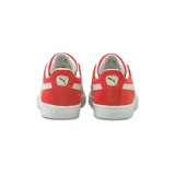 Championes Puma Suede Classic color mostaza con franja lateral blanca y suela blanca.