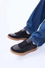 Championes urbanos de diseño minimalista, con cuerpo en color blanco, detalles en gamuza sintética color beige y suela de goma color caramelo.