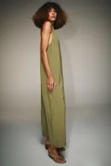 Vestido midi de corte recto y fluido, con cuello redondo y tirantes finos que se ajustan en la espalda mediante una lazada.