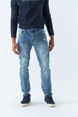 Pantalón jean de calce regular, color celeste con efecto lavado y roturas.