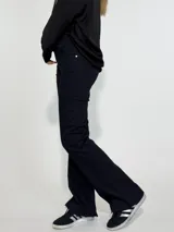 Pantalón de jean negro, corte oxford.