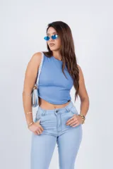 Musculosa celeste de tejido de punto acanalado, corte cropped y cuello redondo.