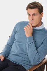 Suéter de tejido fino color azul marino, con cuello en V y manga larga. Presenta un pequeño logo bordado en el pecho.