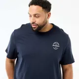 Conjunto de pijama corto de dos piezas para hombre, en color azul marino, compuesto por una camiseta de manga corta con pequeño estampado circular en el pecho y un pantalón corto a juego.