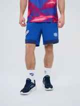 Bermuda deportiva Umbro del Club Nacional de Football, color azul con detalles en azul marino, escudo del club y logo de Umbro Pro Training.