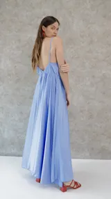 Vestido solera largo de seda color fucsia, con escote en V pronunciado en el frente y la espalda, y cintura elastizada.