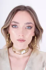 Gargantilla dorada de bronce con perla de río.