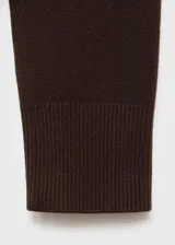 Cardigan de punto marrón oscuro con diseño cruzado, escote en V con solapas en tono crudo y cierre de un botón lateral en contraste.