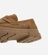 Zapato masculino tipo loafer color marrón, con suela track y puntera redonda. Confeccionado en cuero y camurça.