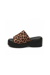 Sandalias de plataforma baja con estampa animal print de leopardo y suela negra.