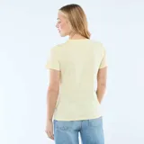 Camiseta de punto de manga corta y cuello redondo en color amarillo claro.