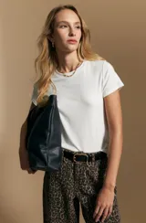 Remera básica de manga corta con cuello redondo, confeccionada en una mezcla de lyocell y elastano que ofrece una textura suave, liviana y con caída fluida.