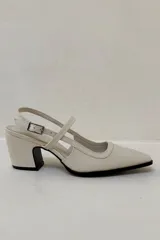 Zapato de cuero color crema con punta fina, pulsera con hebilla y tacón bloque.