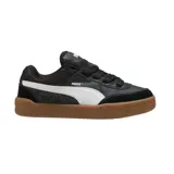 Championes urbanos Puma modelo Park Lifestyle SK8, con diseño inspirado en el skate. Presentan una base de cuero sintético negro con refuerzos de gamuza en la puntera y el talón, destacando la icónica franja lateral de Puma en color blanco. Incluyen una suela de goma color caramelo (gum sole) que aporta durabilidad y un estilo retro.