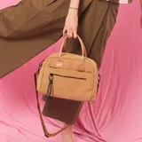 Cartera de mano marrón de tela impermeable, con doble bolsillo frontal con cierre, asa corta de mano y correa larga ajustable y desmontable. Incluye bolsillos interiores para mayor organización.