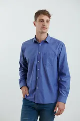 Camisa azul de manga larga con cuello clásico, cierre con botones y bolsillo en el pecho.