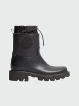 Botas de lluvia Moncler modelo Kickstream de color negro, confeccionadas en goma con suela track gruesa. Presentan caña media con detalle superior de nylon acolchado con cordón ajustable y tope metálico, además del logo en relieve en el lateral.