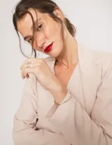 Blazer oversized color beige de corte recto, confeccionado en tela con lino.