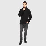Sweater de punto grueso color negro, con cuello alto y cierre frontal parcial metálico. Presenta puños y ruedo acanalados, con un diseño de calce holgado.