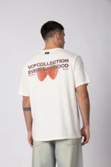 Remera negra de corte regular, manga corta y cuello redondo, con pequeño estampado frontal centrado con el texto 'VCP COLLECTION' y diseño de cerezas.