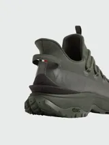 Zapatillas Moncler Trailgrip Lite color verde oliva, con cordones elásticos y suela de goma con tacos.