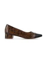 Zapato de tacón bajo con diseño de imitación piel de reptil en tonos marrones y negros, con puntera redondeada en charol negro.