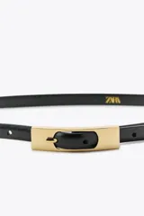 Cinturón fino de 1.5 cm de ancho, confeccionado en cuero 100%, color negro, con hebilla metálica rectangular dorada.