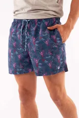 Short de baño azul con franjas horizontales en celeste y azul claro. Cuenta con cintura elástica ajustable con cordón, dos bolsillos laterales y uno trasero.