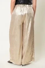 Pantalón palazzo dorado con cintura elastizada.