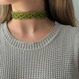 Gargantilla choker verde tejida con cuentas, con cadena para regular el largo.