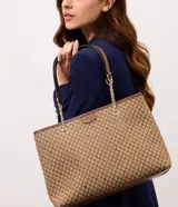Cartera hobo grande marca Satinato, confeccionada en poliuretano con textura geométrica en tonos tostado y marrón. Cuenta con asas de hombro combinadas de material sintético y cadenas metálicas doradas, y placa frontal con el logo grabado.