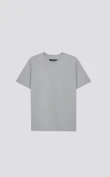 Remera de manga corta y cuello redondo, color gris claro, con calce regular y un recorte sutil en la espalda. Confeccionada en algodón premium suave.