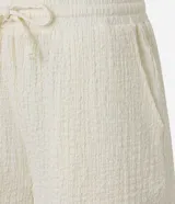 Bermuda de mujer confeccionada en tejido chambray texturizado, con corte recto, cintura elástica y lazo de ajuste.