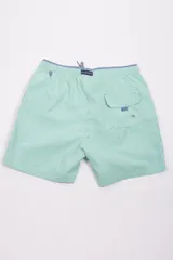 Short de baño amarillo con cintura elástica y cordón ajustable. Presenta bolsillos laterales, un bolsillo trasero y logo bordado en la parte inferior. Incluye suspensor interno y está confeccionado en tela ligera de secado rápido.