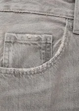 Pantalón de jean de corte recto y tiro medio, en color gris lavado. Cuenta con cierre frontal de cremallera y botón, trabillas para cinturón y diseño clásico de cinco bolsillos.