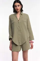 Short verde militar confeccionado en 100% algodón, con cintura elastizada y calce cómodo.