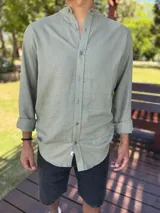 Camisa oversize de lino color verde militar, con cuello mao y manga larga.