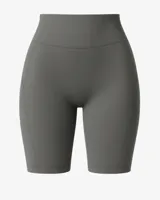 Biker deportiva de tiro alto, color gris oscuro, con costuras planas visibles en los laterales y en el borde inferior.
