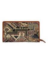 Billetera rectangular con diseño patchwork que combina cuero natural, tejido jacquard con estampado geométrico, estampado animal print y cuero trenzado. Incluye un parche central de cuero con el logo de la marca grabado y cierre perimetral.