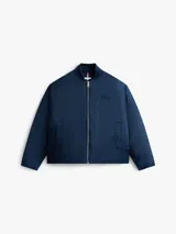 Campera bomber de satén azul marino con acabado repelente al agua y diseño acolchado. Presenta cuello estilo béisbol de punto canalé, cierre frontal de cremallera y logo de Tommy Hilfiger bordado en fuente script en el pecho.